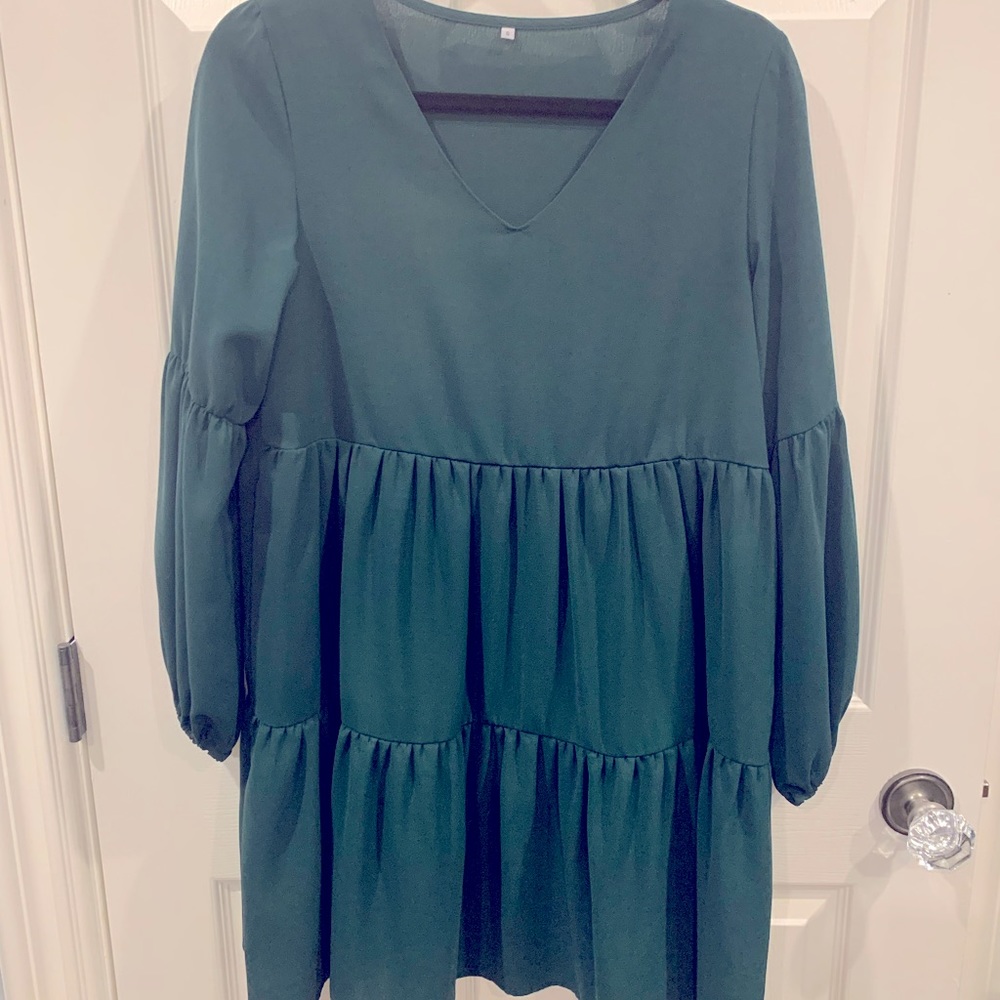 Long sleeve tiered green dress
